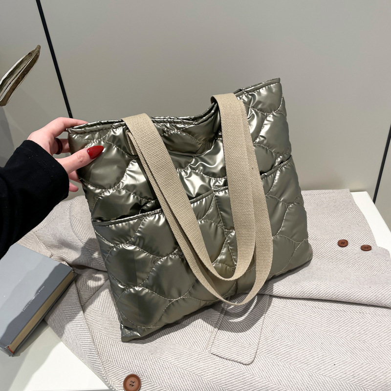 This is a new winter collection of fashionable and casual tote bags for women, featuring a large capacity and a simple yet retro style full figure