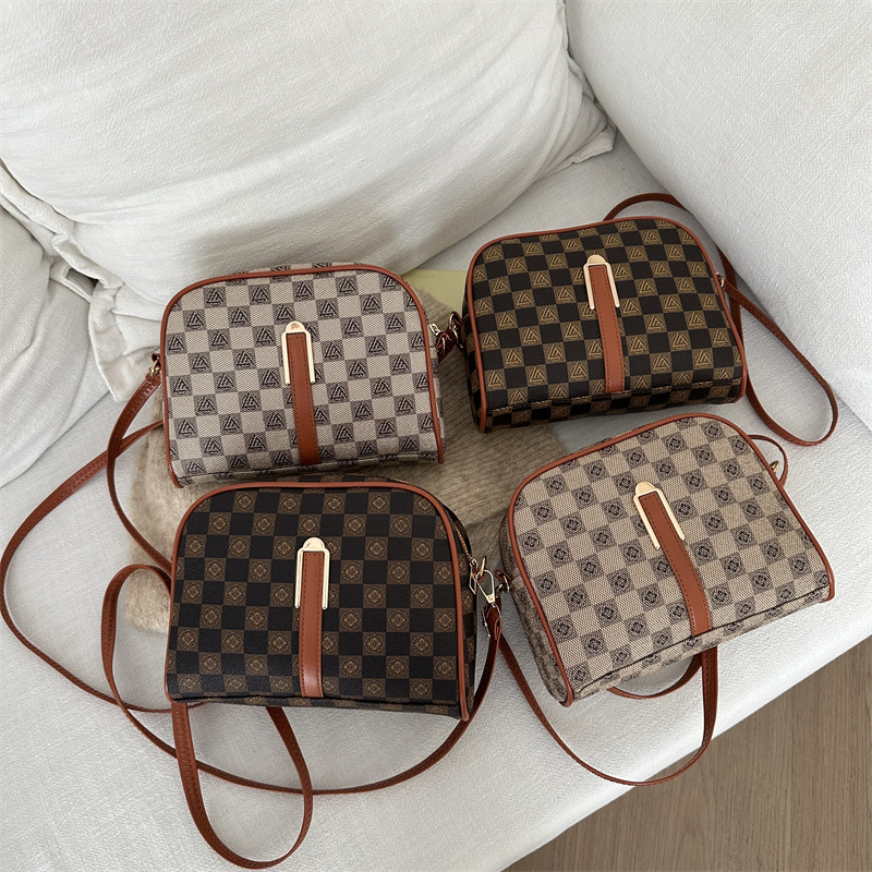 Cross-border textured shell bag for women's 2024 autumn and winter new niche textured commuter single-shoulder bag Application Scenario