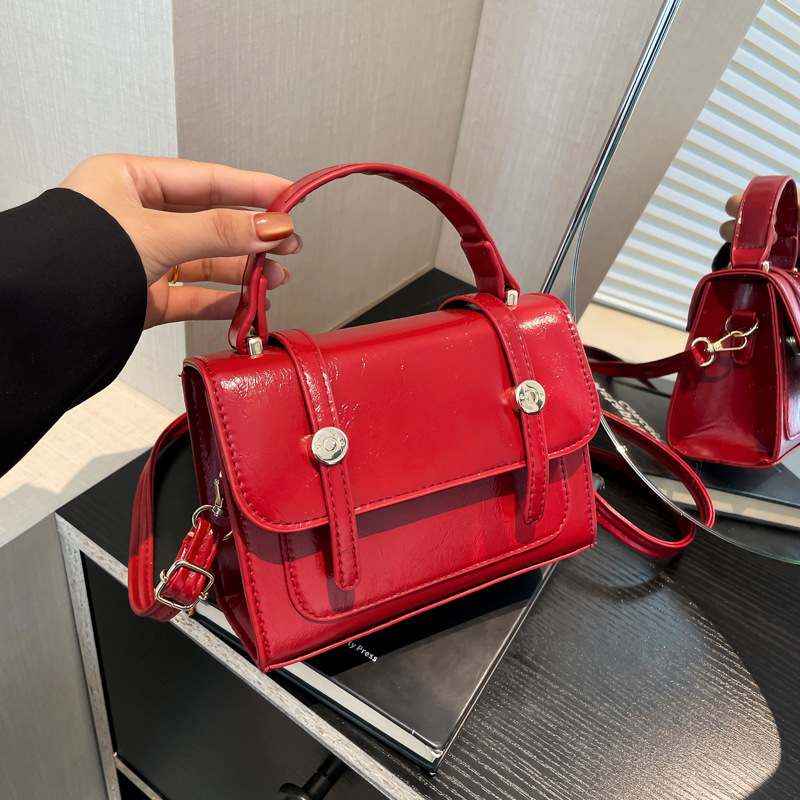 A simple and fashionable commuter handbag for 2024 winter, a versatile ins single-shoulder crossbody bag, a small square bag for women full figure