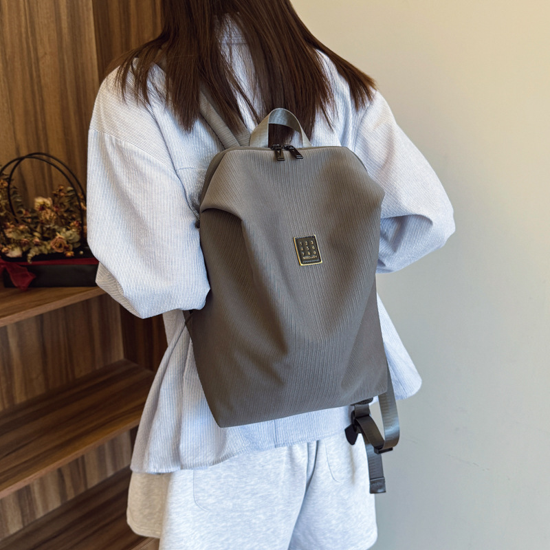 This backpack is light and airy for women, with a large capacity, a tablet, and is suitable for commuting. It is simple and casual for students and can be used with logos details Picture