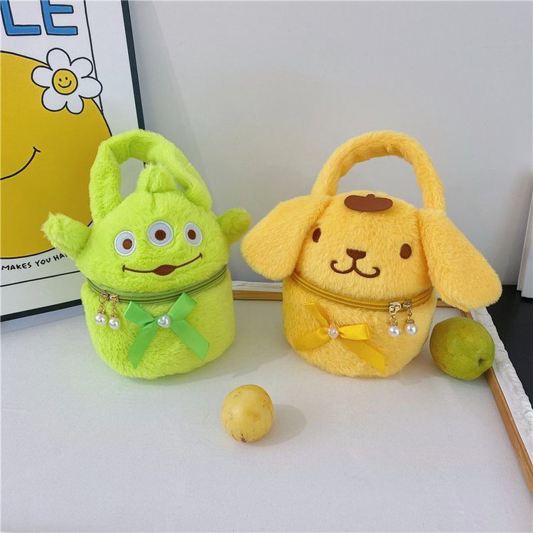 Wholesale creative plush toys, backpacks, popular cartoon makeup bags, claw machine dolls, exchange gifts, girlfriend accessories Application Scenario