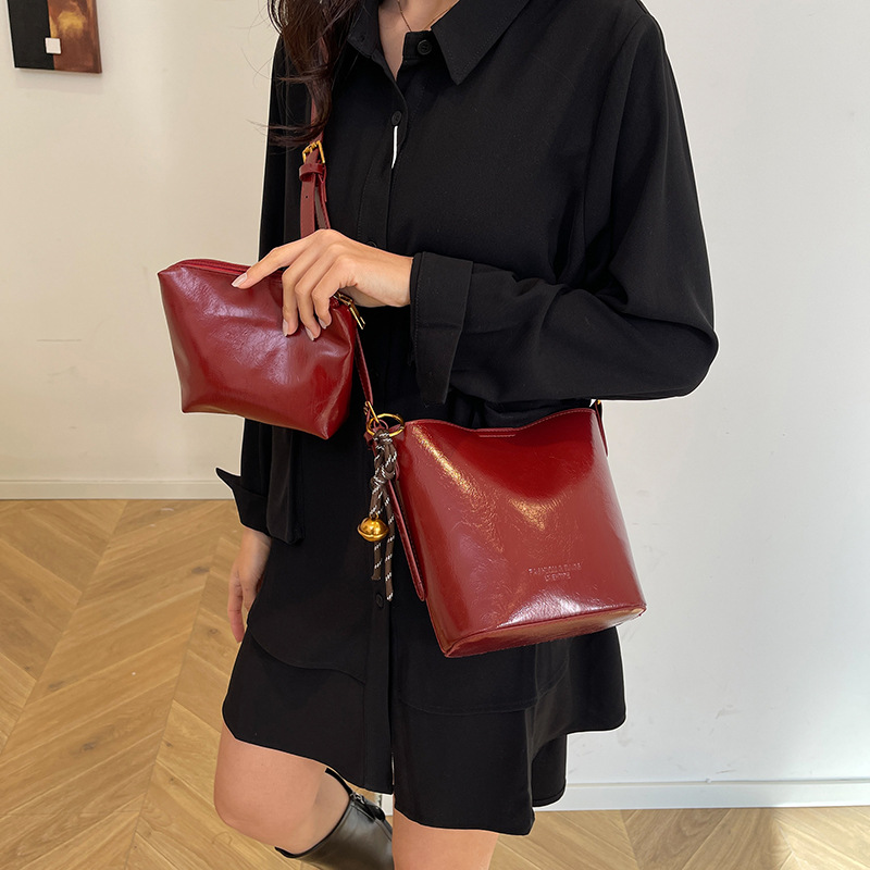 Retro and niche underarm bag for women's winter 2024 new trendy and fashionable Korean bucket bag, versatile single-shoulder crossbody bag details Picture