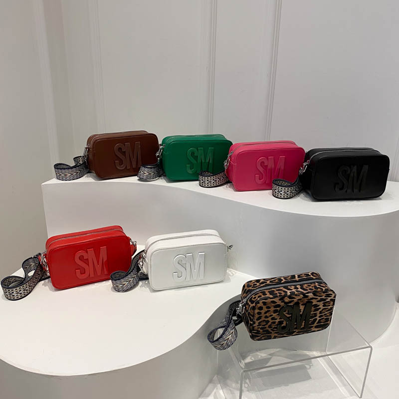 Cross-border Women's Bag 2024, candy-colored fashionable single-shoulder crossbody bag, versatile camera bag, wide shoulder strap, letter small square bag Application Scenario