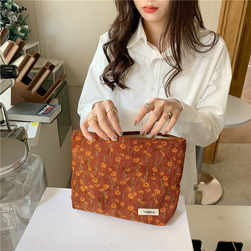 112293 cosmetic bag, women's portable corduroy retro flower, hand in hand, carry the portable toiletry bag and mobile phone storage bag Application Scenario