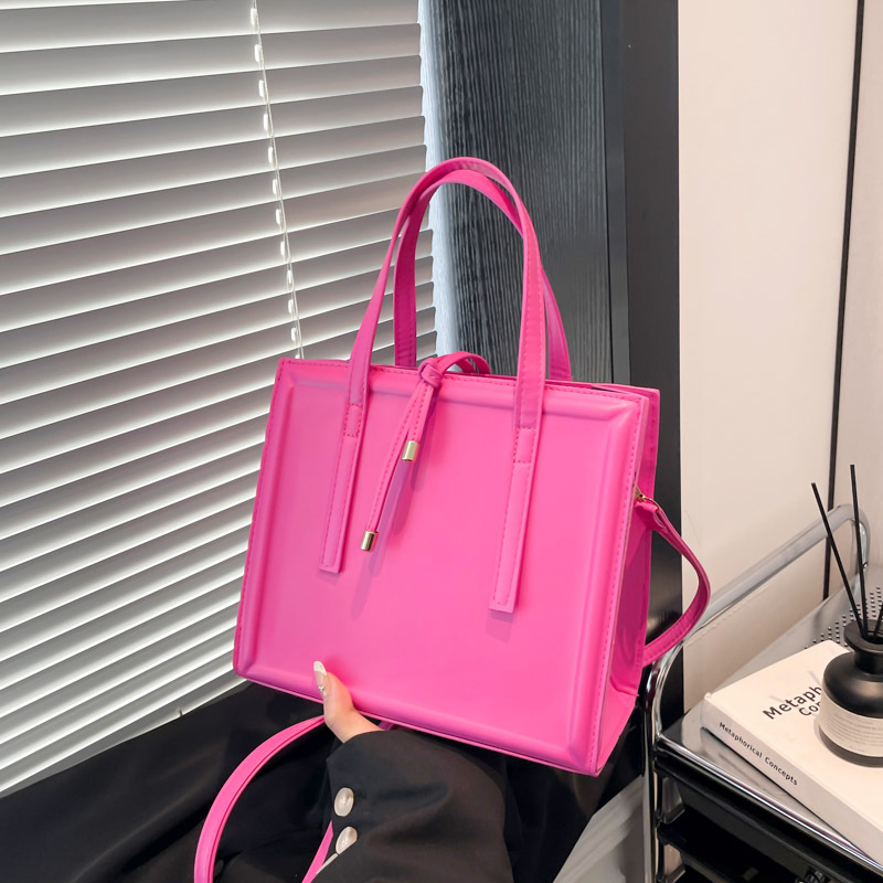A niche design bag, a stylish small square bag for women in 2025, a trendy and fashionable single-shoulder bag, a casual Korean-style crossbody bag full figure