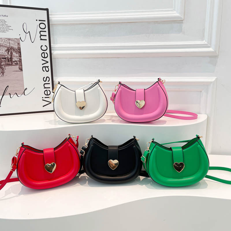 2025 New trendy, individualistic and stylish solid color texture small bag, women's small square bag, fashionable and casual single-shoulder bag Application Scenario