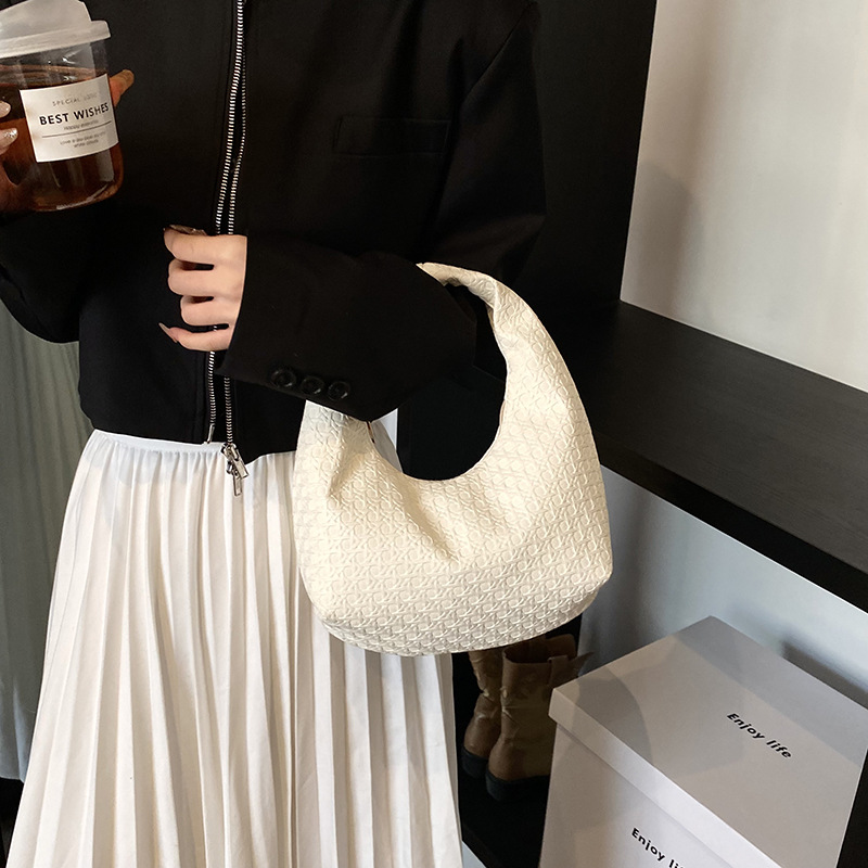 A large-capacity, trendy, simple and stylish casual women's handbag, a new fashionable underarm bag, and a trendy and individual single-shoulder bag details Picture