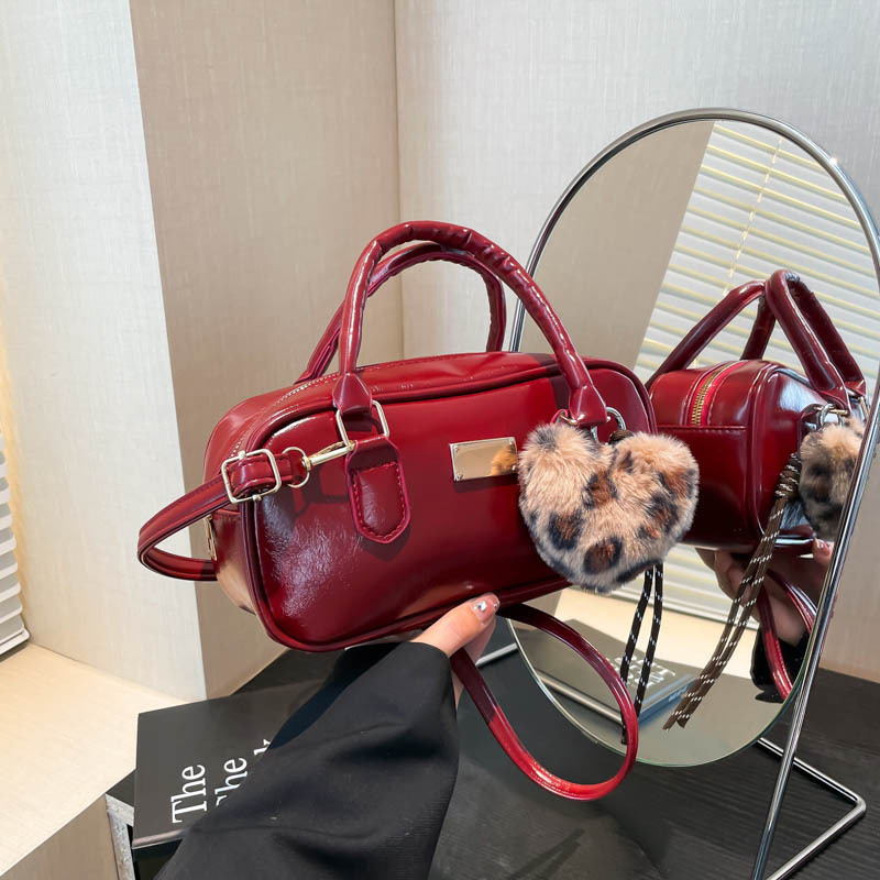 A new 2024 trendy and stylish handbag for women, a large-capacity commuting single-shoulder crossbody bag full figure