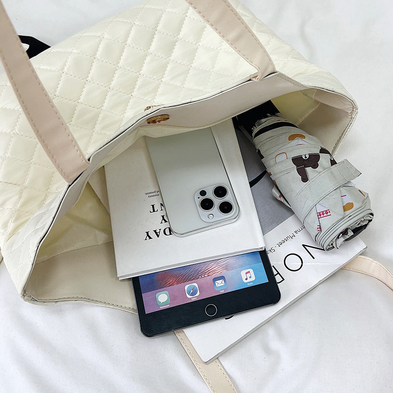 Casual diamond-shaped solid color large-capacity women's bag 2023 autumn new women's bag, popular single-shoulder underarm bag tote bag Application Scenario