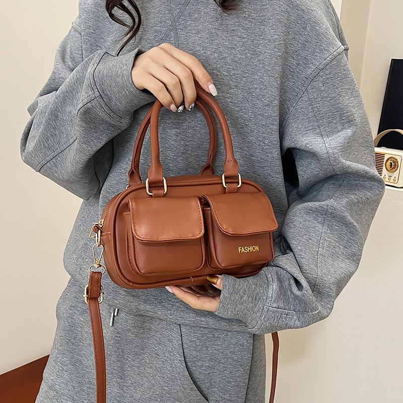 A trendy and retro style for women carrying small bags in 2025, a niche Korean single-shoulder crossbody pillow bag for commuting details Picture