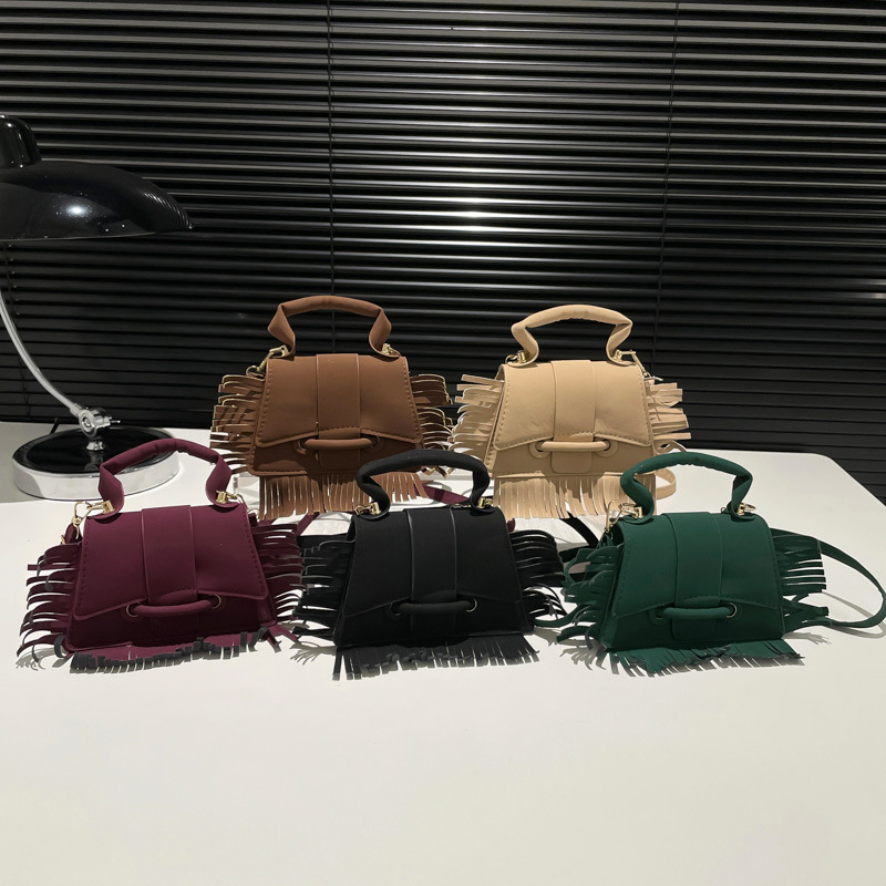 The new retro and stylish hand-held fringed bag for the autumn of 2024 features a niche design and a fashionable commuting crossbody small square bag Application Scenario