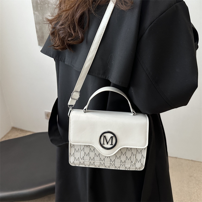 Cross-border spliced women's bag 2025 New style fashionable letter small square bag, simple and versatile, high-end quality women's bag details Picture