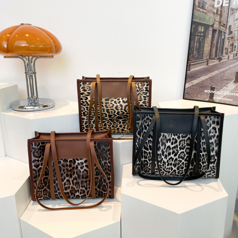 Korean retro large-capacity underarm bag, a new casual tote bag for women in autumn and winter, a high-end commuting single-shoulder bag Application Scenario