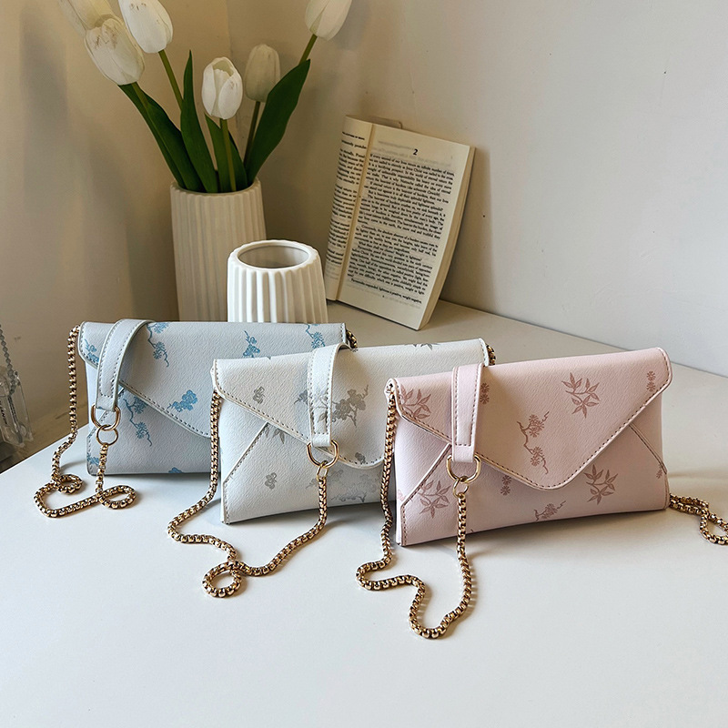 Cross-border women's 2024 New style fashionable chain bag, elegant printed envelope bag, trendy texture crossbody bag Application Scenario
