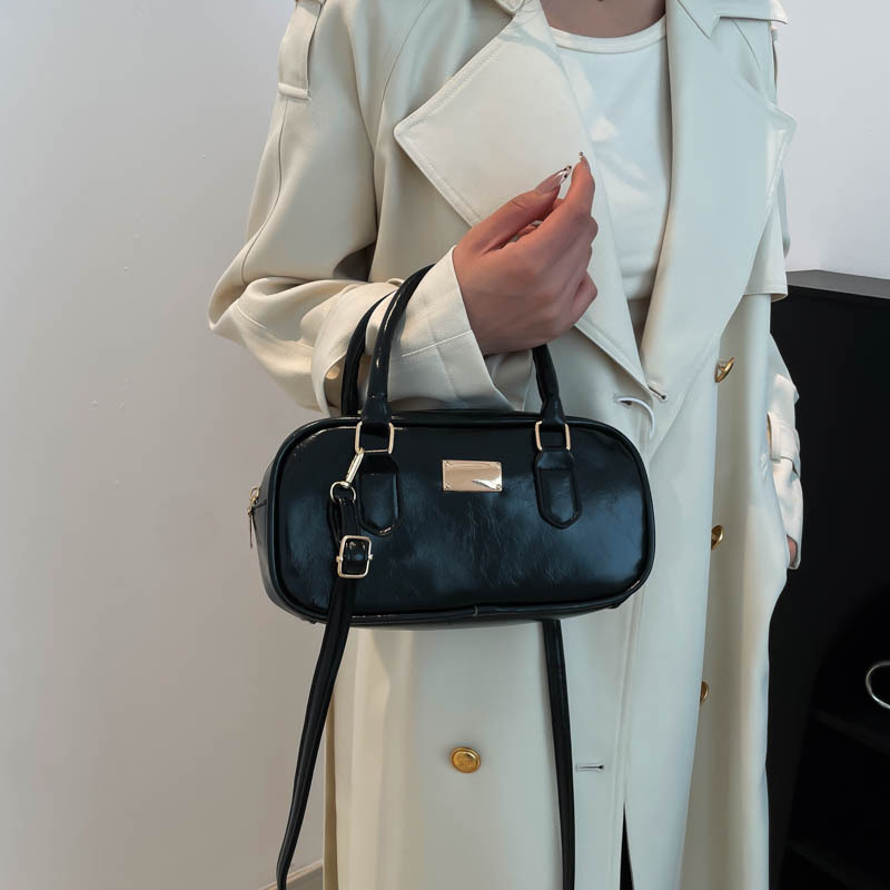 A new 2024 trendy and stylish handbag for women, a large-capacity commuting single-shoulder crossbody bag Specification drawing
