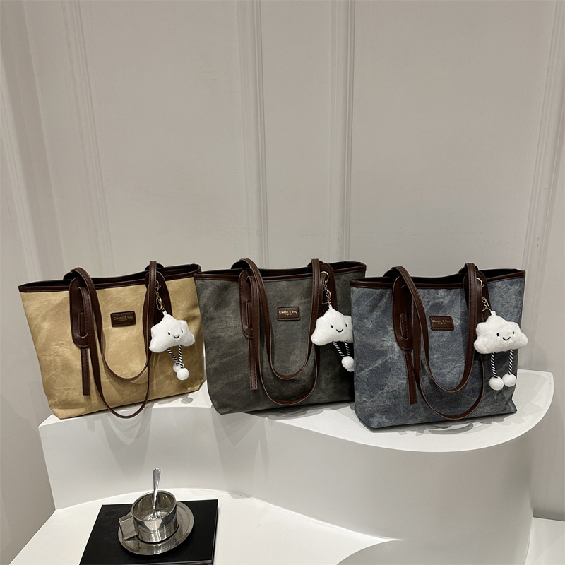 Retro large-capacity tote bag for women, 2024 new style, fashionable and high-quality single-shoulder bag, simple commuting bag for work Application Scenario