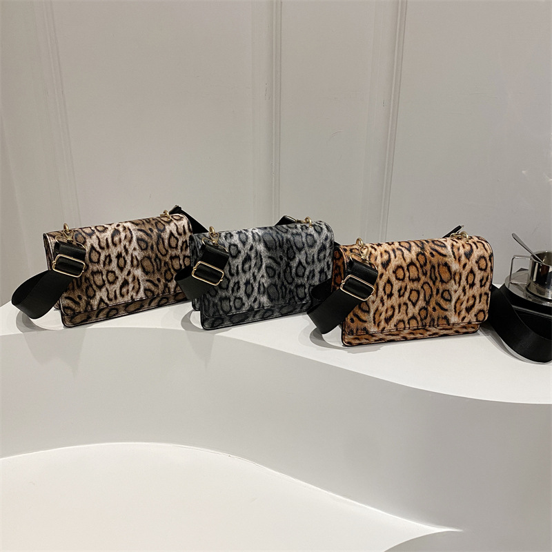 The 2024 autumn new style small square bag, leopard print cross-border women's bag, high-end hand-held, fashionable and niche single-shoulder crossbody bag from Europe and America Application Scenario