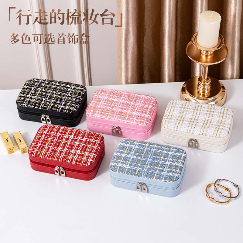 The popular "Xiaoxiangfeng" jewelry box for girls, featuring jewelry, earrings, necklaces and rings, has compartments for storage. It is portable, waterproof and suitable for cross-border use full figure