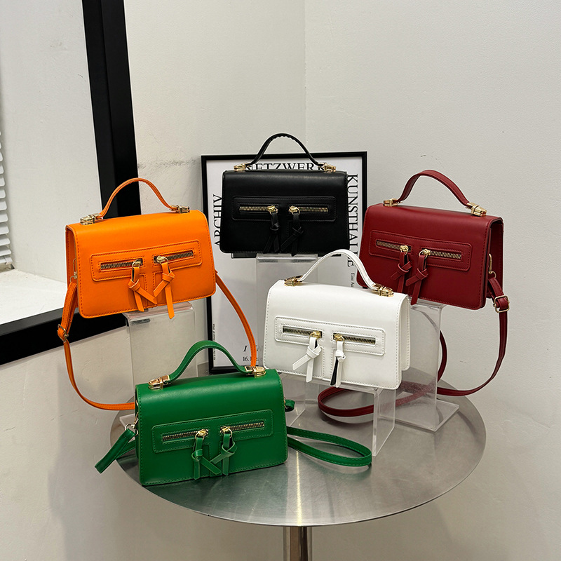 This 2024 new retro, casual and fashionable single-shoulder crossbody small square bag features a unique and simple double-lock design Application Scenario
