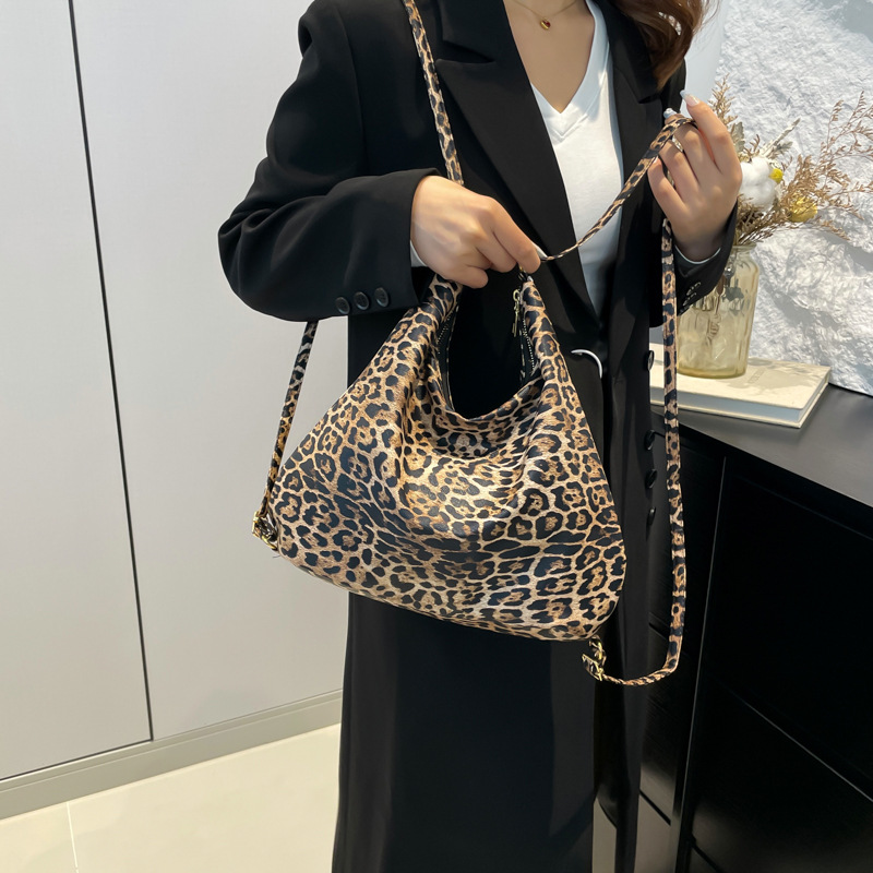 Retro leopard print laid-back style single-shoulder women's bag 2024 Winter new stylish Korean-style underarm tote bag for commuting to school full figure