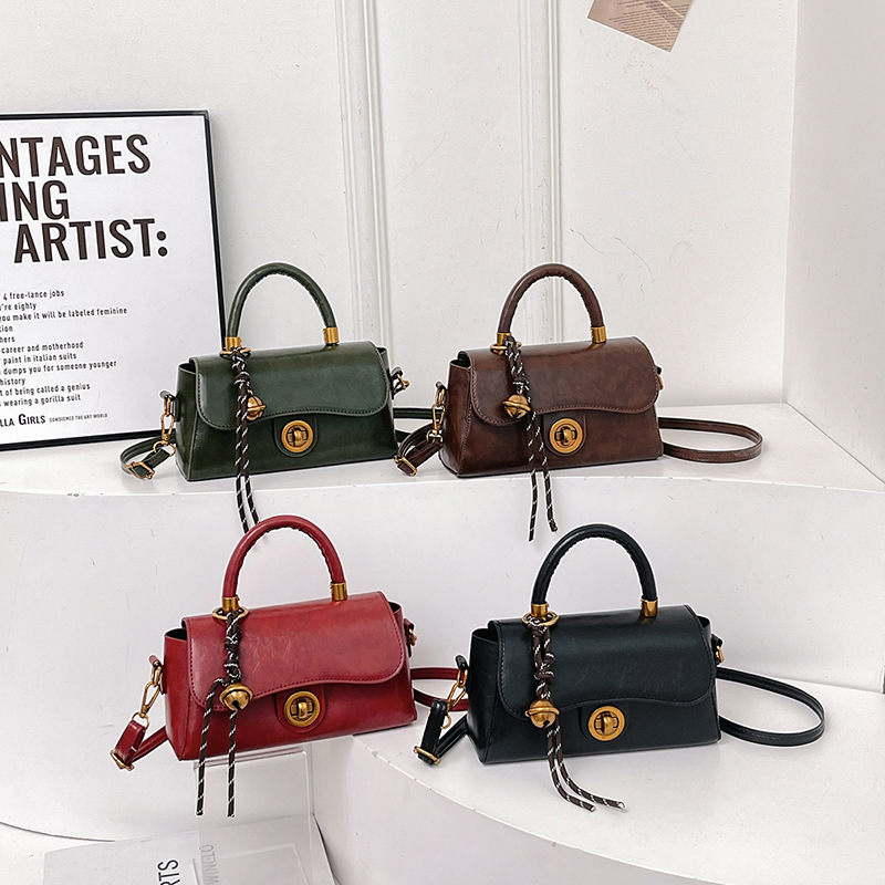 A new cross-border fashion small square bag for women's 2024 winter, a lockable commuter single-shoulder crossbody bag Application Scenario
