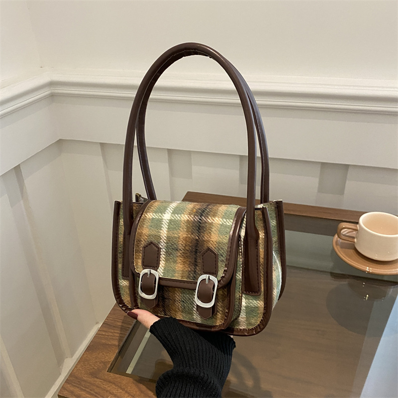 Retro color-blocking striped bag for women, new autumn/winter 2024, fashionable and trendy small square bag, high-end and versatile single-shoulder bag full figure