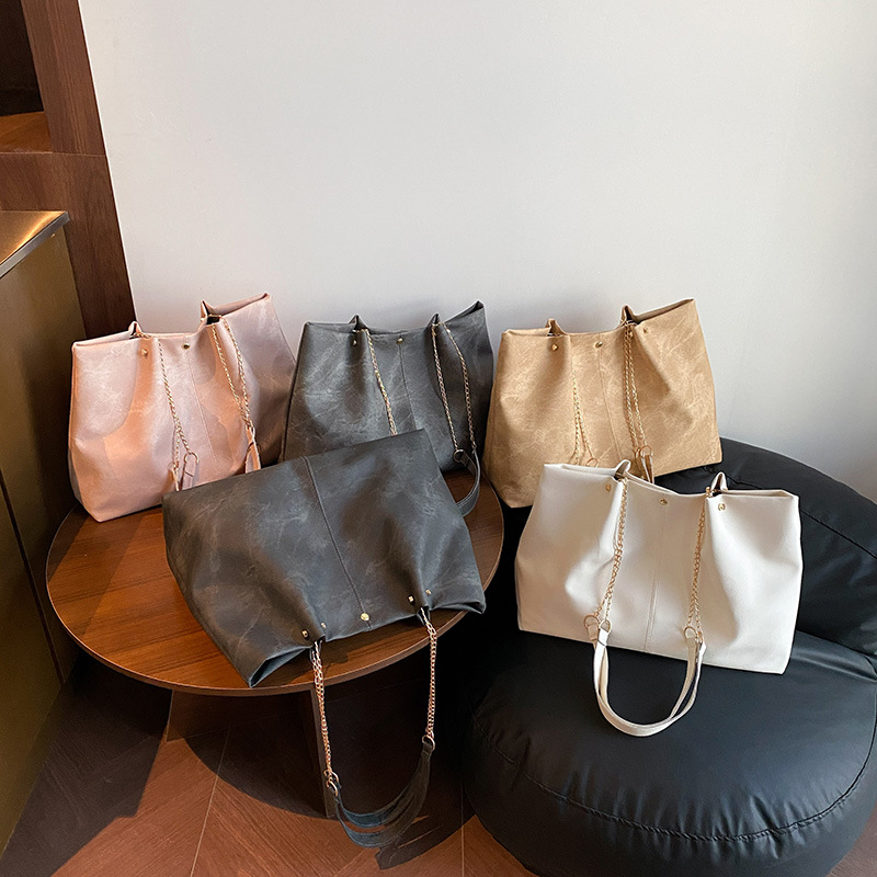 This year, the 2025 new style of fashionable single-shoulder crossbody bag for women is in vogue. It's a versatile chain crossbody bucket bag Application Scenario