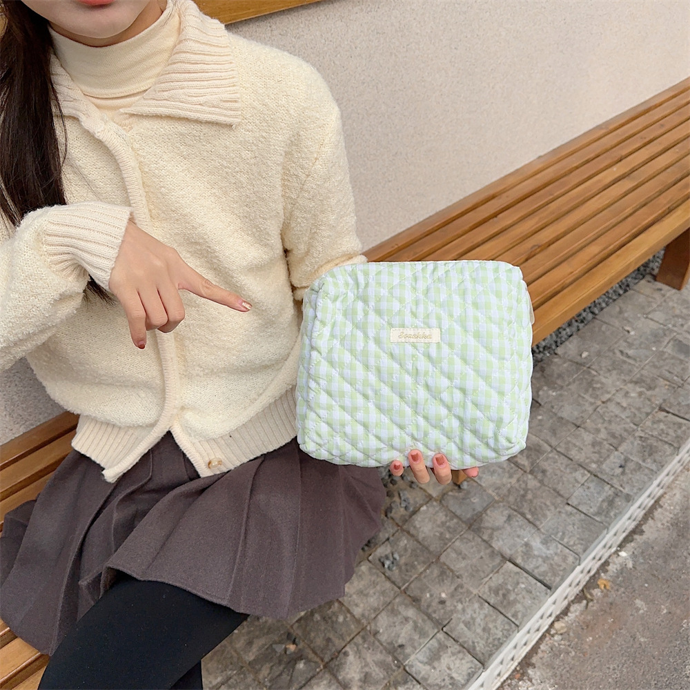 4172 Fresh checkered soft ins makeup Bag for Women, portable large-capacity cosmetics storage bag, hand-held bag Application Scenario