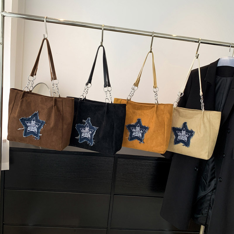The new 2024 commuter large-capacity bag for women is fashionable, stylish, simple and elegant. It is a single-shoulder bag and a tote bag for college students Application Scenario