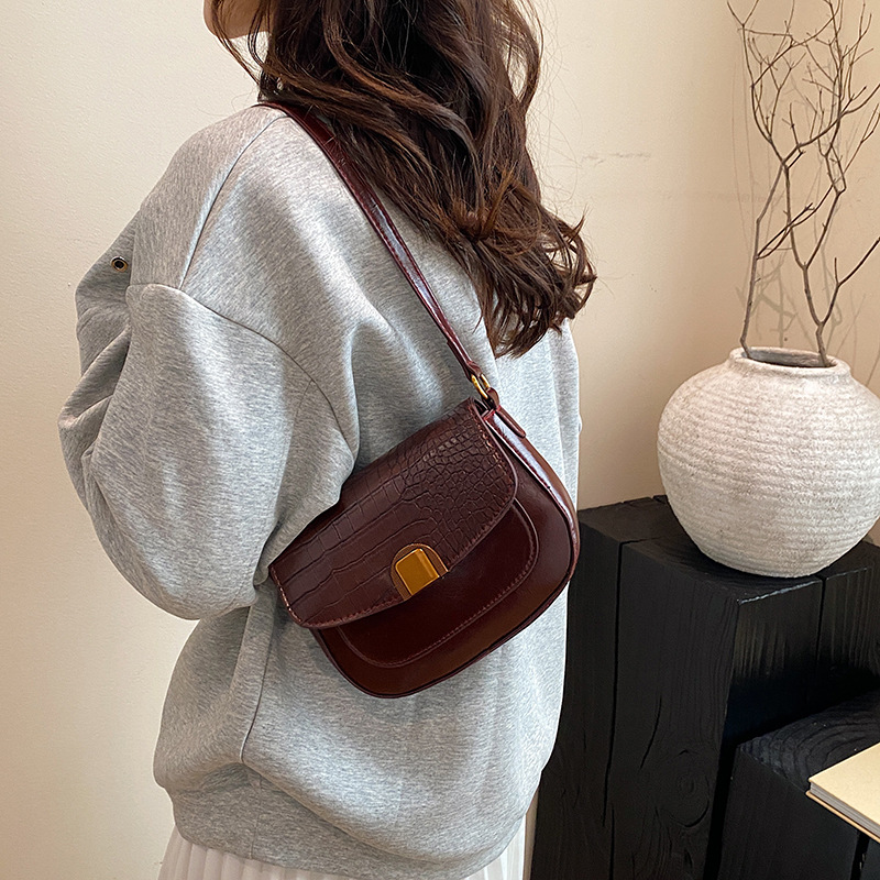 Spring trend retro underarm bag for women 2025 New style casual and fashionable saddle bag stone pattern trendy crossbody bag Specification drawing