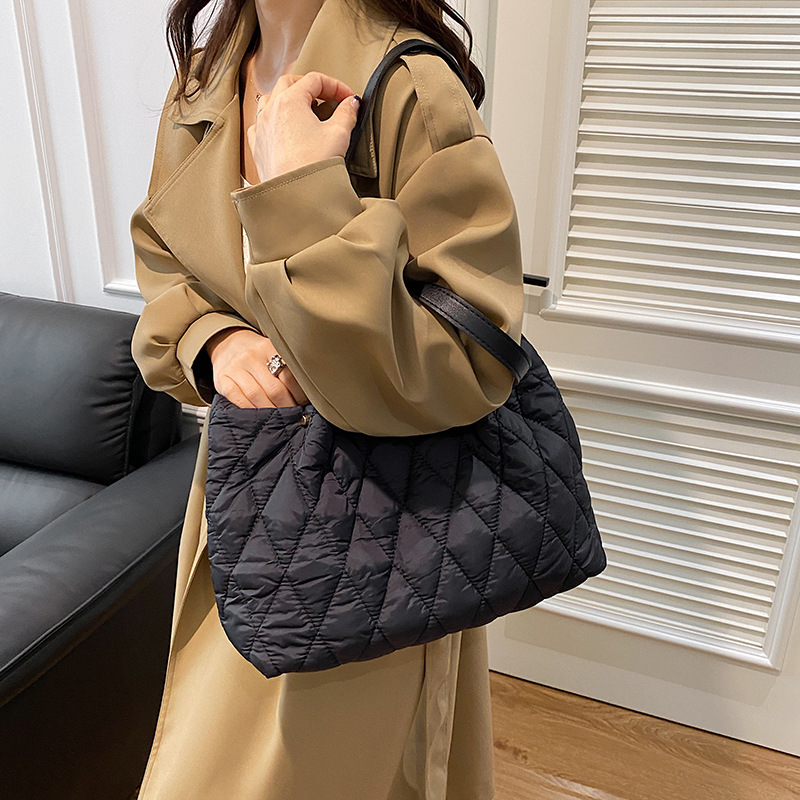 Large-capacity, stylish 2024 embroidered thread new quilted cotton jacket, fashionable and trendy for commuting to work, tote single-shoulder bag for women Specification drawing