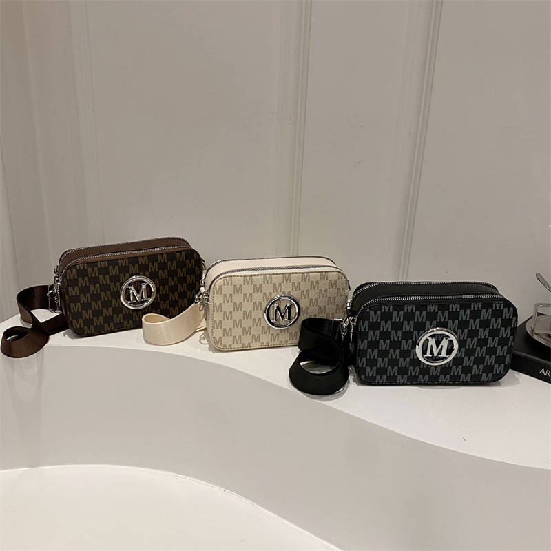Retro printed wide shoulder strap single-shoulder bag, Spring 2025 new Korean style contrasting color crossbody bag, niche underarm bag Application Scenario