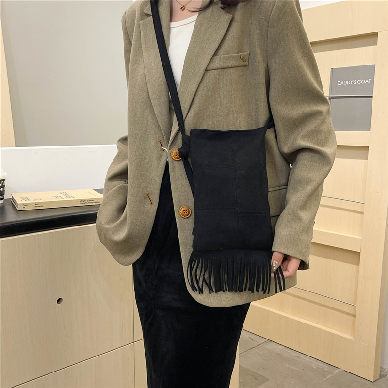 Retro winter versatile fringed mobile phone bucket bag, women's single-shoulder laid-back large-capacity commuter bag, new crossbody bag Specification drawing