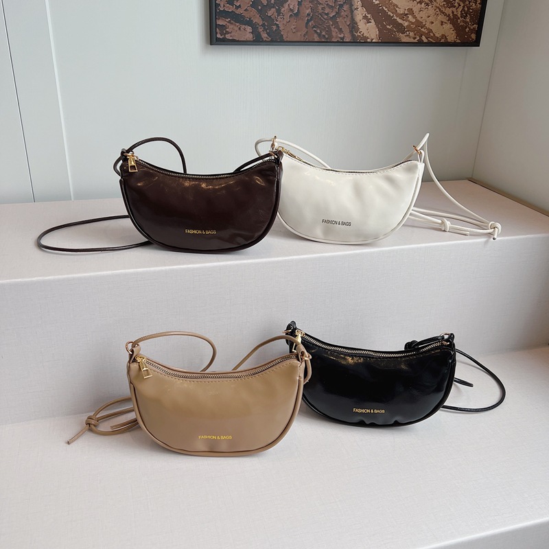 This stylish and versatile small women's bag is a new 2024 fashion single-shoulder crossbody bag for commuting Application Scenario