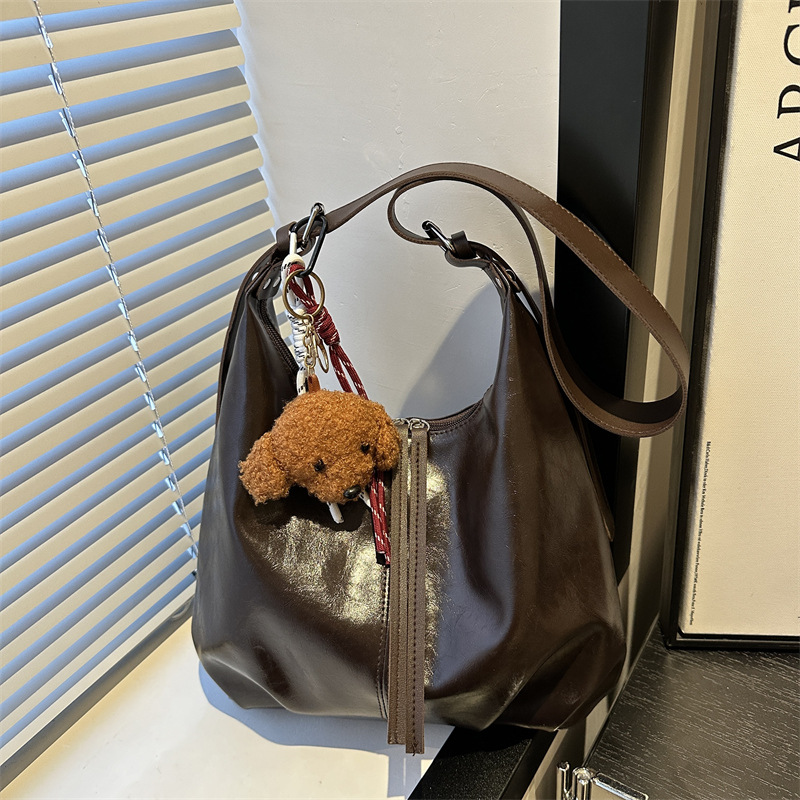 Cross-border casual retro large-capacity bag for women, 2024 new winter commuting single-shoulder crossbody bag, fashionable dumpling bag full figure