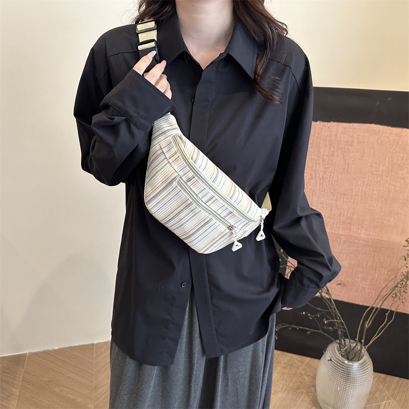 Pleated and striped contrasting color, fresh and versatile, large-capacity nylon fabric saddle bag, commuter single-shoulder women's bag Specification drawing