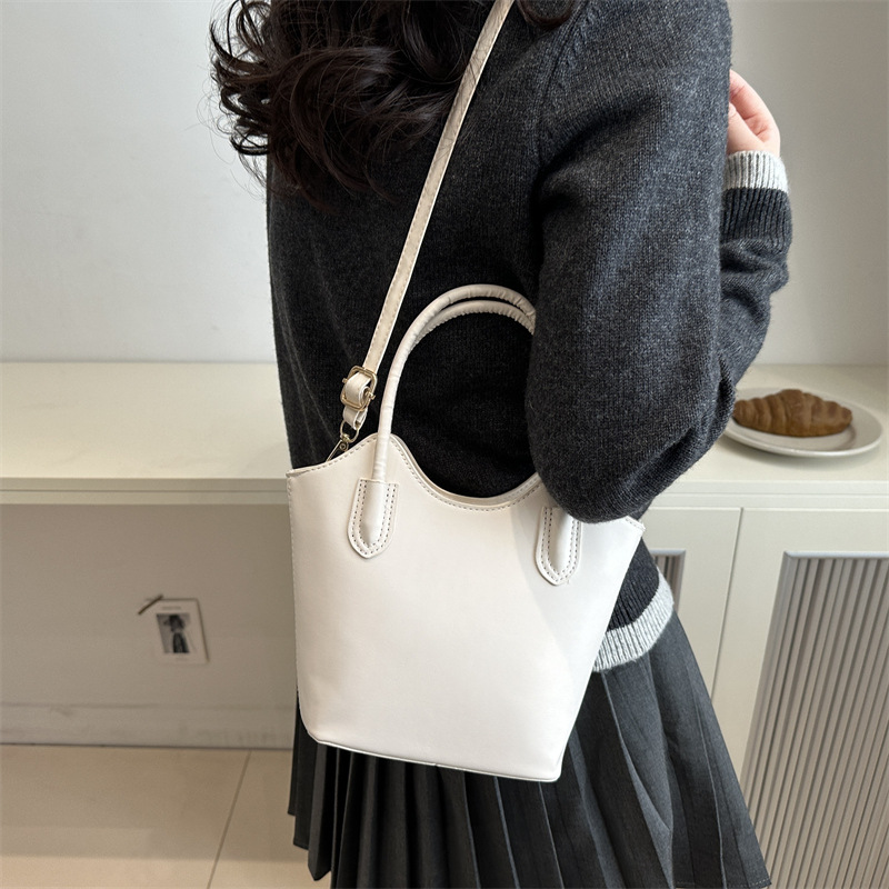 Crossbody bag, trendy and retro tote bag, women's 2025 new solid color handbag, minimalist style single-shoulder bucket bag details Picture
