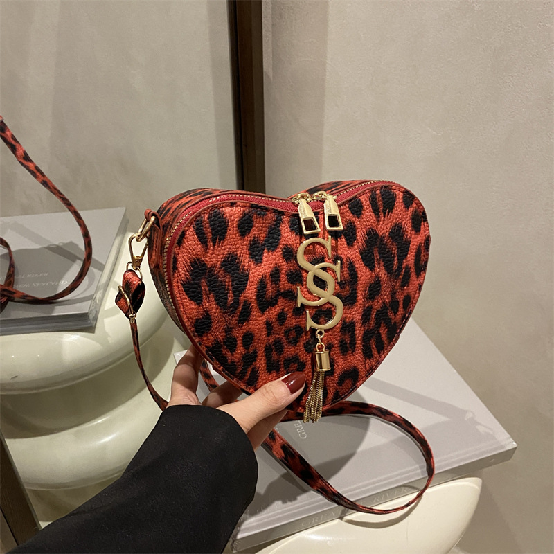 Fashionable heart single-shoulder coin purse, stylish leopard print accessory crossbody bag, 2025 new style heart-shaped bow chain bag full figure