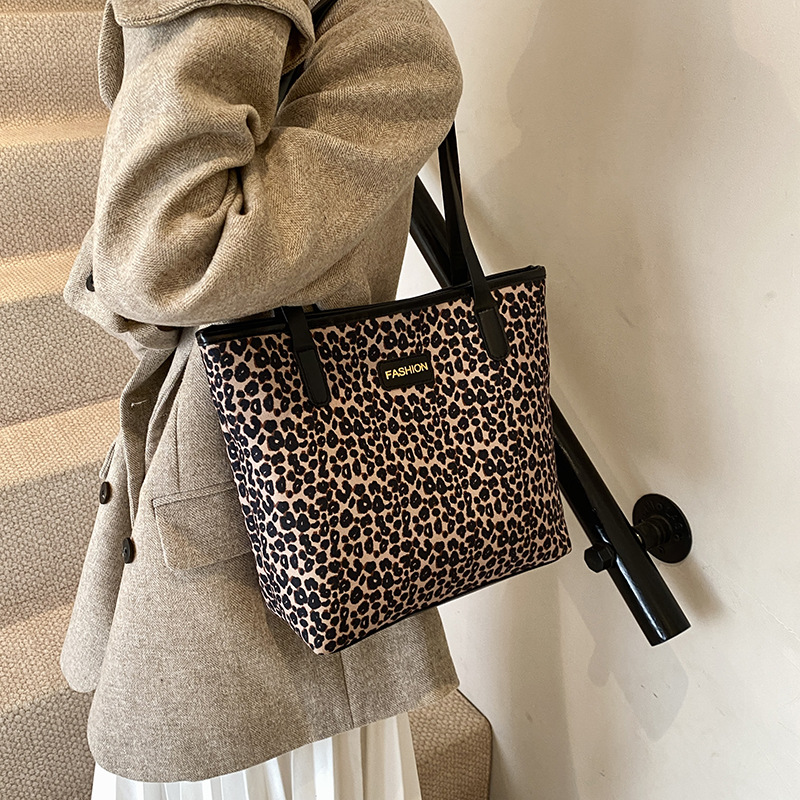 High-end leopard print large bag with large capacity, women's 2024 new style trendy and stylish single-shoulder bag, autumn texture tote bag details Picture