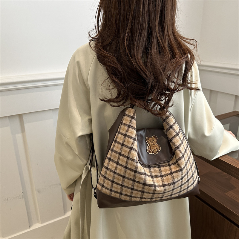 Casual canvas tote bag for women, large capacity 2024 new backpack, multi-functional, high-end commuting crossbody bag Application Scenario