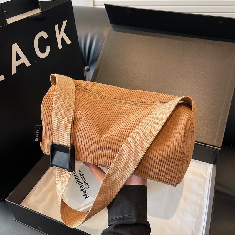 Corduroy bags are versatile for women in winter. The new 2024 fashionable single-shoulder crossbody bag is popular this year, and the women's pillow bag is in fashion full figure