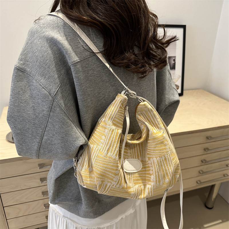 This character pattern 2024 Autumn new style fashionable, lightweight, casual, large-capacity, simple and stylish crossbody tote single-shoulder bag full figure