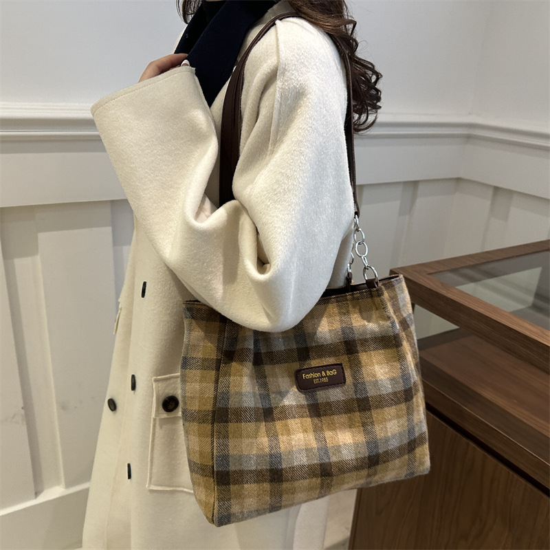 This year, crossbody bags are in vogue. For the new autumn collection of 2024, women's fashion trends include single-shoulder bags with chains and simple bucket bags Specification drawing