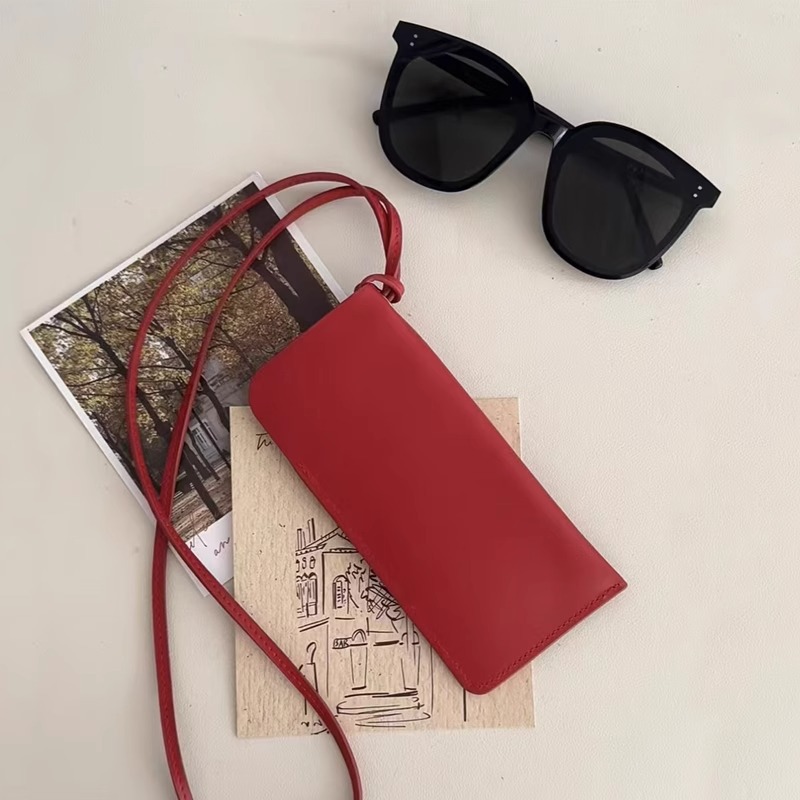 The new leather mini glasses bag for women in 2025, made of top-grain cowhide, is popular this year. It's a mini bag for women to carry diagonally on one shoulder details Picture