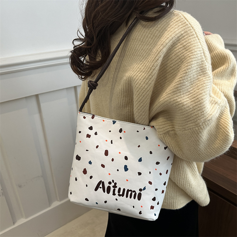 The cross-border mother-daughter bag 2024 new style is fashionable, simple, retro and stylish. It's a Korean-style simple commuting bucket bag Specification drawing