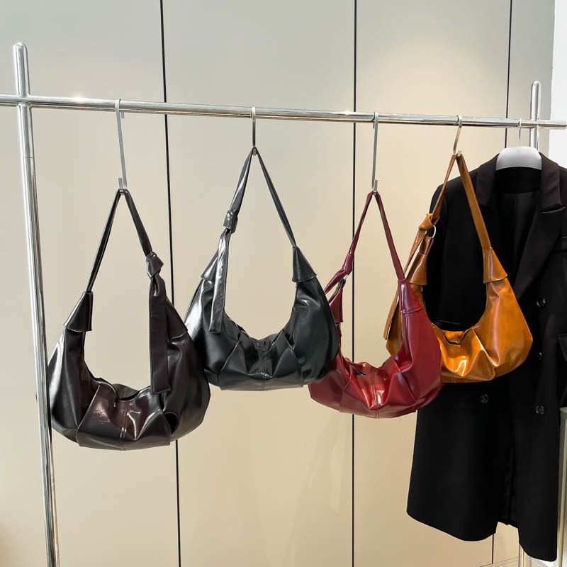 A new 2024 Korean-style shiny soft leather bag for women, featuring a laid-back style with pleated dumplings and a large capacity trendy single-shoulder bag Application Scenario