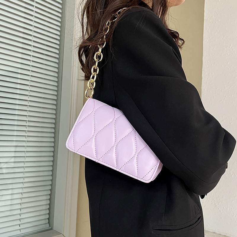 A stylish single-shoulder, underarm, small square bag for 2025, a trendy chain bag in candy color, with a casual texture Specification drawing