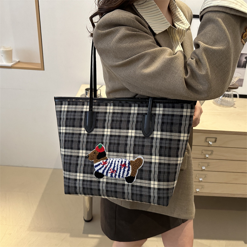 2024 New trendy and niche design single-shoulder bag, casual commuting large-capacity bag, women's hand-held tote bag Specification drawing