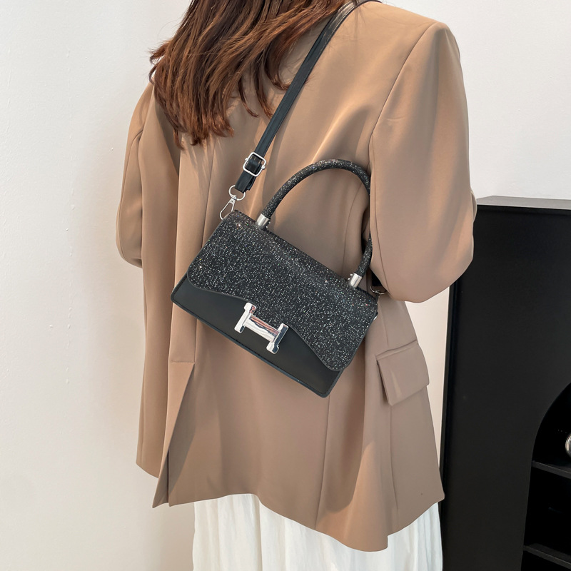 This 2025 new niche design crossbody bag is a versatile and fashionable women's bag for spring. It's a simple and stylish single-shoulder bag for commuting Specification drawing