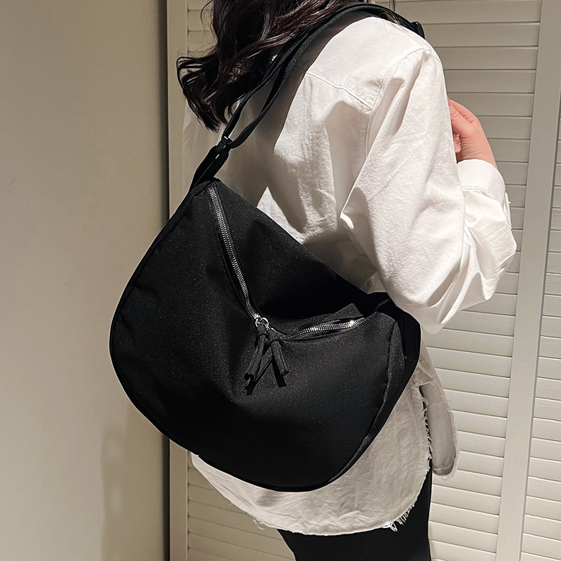 A large-capacity trendy bag for women, a new 2024 stylish single-shoulder simple crossbody casual commuting tote bag Specification drawing
